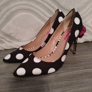 betsey johnson harbur pump